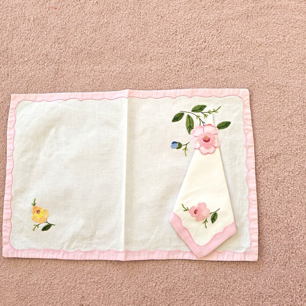 Vintage Set of 8 Place Mats, 8 Napkins, and Table Runner